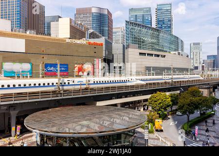 Treni ad alta velocità Shinkansen tipo N700 del treno JR Japan Rail alla stazione di Yurakucho a Tokyo, Giappone Foto Stock