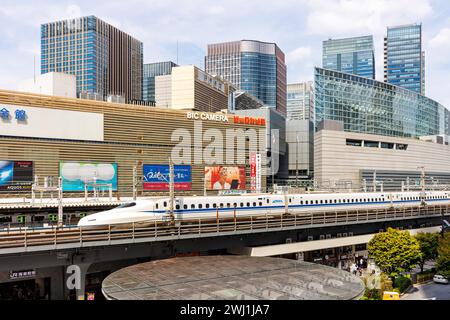 Treno ad alta velocità Shinkansen tipo N700 del treno JR Japan Rail alla stazione di Yurakucho a Tokyo, Giappone Foto Stock