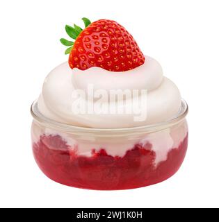 Vaso di vetro di yogurt con marmellata di fragole isolato su sfondo bianco Foto Stock