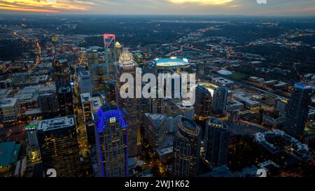 Vista aerea notturna della città di Charlotte, North Carolina Foto Stock