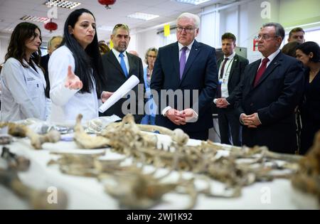 12 febbraio 2024, Cipro, Nikosia: Il presidente federale Frank-Walter Steinmeier (centro) visita il Comitato per le persone scomparse a Cipro e, insieme a Leonidas Pantelides (3° da sinistra), membro greco-cipriota del comitato, e Hakki Müftüzade (a destra), membro turco-cipriota del comitato, viene spiegato il lavoro del laboratorio forense da Istenc Engin (2° da sinistra), coordinatore del laboratorio. Il "Comitato per le persone scomparse a Cipro" (CMP) è un'organizzazione fondata da entrambe le parti che si occupa di indagare sui casi di persone scomparse a Cipro tra il 1963 e il 1974. 2 Foto Stock