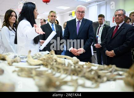 12 febbraio 2024, Cipro, Nikosia: Il presidente federale Frank-Walter Steinmeier (centro) visita il Comitato per le persone scomparse a Cipro e, insieme a Leonidas Pantelides (3° da sinistra), membro greco-cipriota del comitato, e Hakki Müftüzade (a destra), membro turco-cipriota del comitato, viene spiegato il lavoro del laboratorio forense da Istenc Engin (2° da sinistra), coordinatore del laboratorio. Il "Comitato per le persone scomparse a Cipro" (CMP) è un'organizzazione fondata da entrambe le parti che si occupa di indagare sui casi di persone scomparse a Cipro tra il 1963 e il 1974. 2 Foto Stock