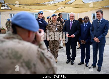 12 febbraio 2024, Cipro, Nikosia: il presidente tedesco Frank-Walter Steinmeier (3° da destra) e Colin Stewart (r), rappresentante speciale delle Nazioni Unite e capo della forza di pace delle Nazioni Unite a Cipro (UNFICYP), hanno scattato una foto con i partecipanti delle missioni di mantenimento della pace presso la sede delle missioni di pace delle Nazioni Unite (ONU) a Cipro. A Cipro vi sono due missioni di mantenimento della pace delle Nazioni Unite per sostenere la soluzione globale del problema cipriota. Il presidente federale Steinmeier è il primo presidente tedesco a visitare il paese nel Mediterraneo orientale, 20 anni dopo Foto Stock