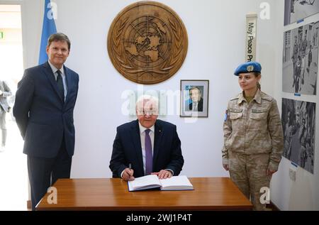 12 febbraio 2024, Cipro, Nikosia: Il presidente tedesco Frank-Walter Steinmeier firma il libro degli ospiti alla presenza di Colin Stewart (l), rappresentante speciale delle Nazioni Unite e capo della forza di pace delle Nazioni Unite a Cipro (UNFICYP), presso la sede delle missioni di pace delle Nazioni Unite (ONU) a Cipro. A Cipro vi sono due missioni di mantenimento della pace delle Nazioni Unite, volte a sostenere la soluzione globale del problema cipriota. Il presidente federale Steinmeier è il primo presidente tedesco a visitare il paese nel Mediterraneo orientale, 20 anni dopo l'adesione del paese al Foto Stock