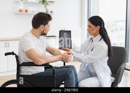 Donna caucasica medico che controlla le condizioni di paziente maschio maturo a casa. Foto Stock