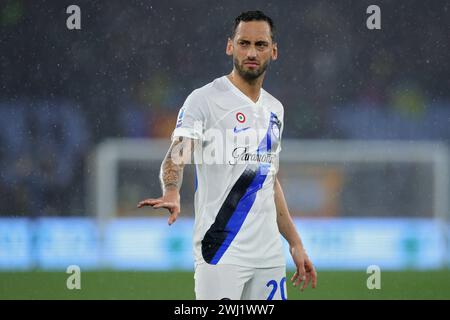 Roma, Italie. 10 febbraio 2024. Hakan Calhanoglu di Internazionale gesti durante la partita di calcio di serie A tra AS Roma e FC Internazionale il 10 febbraio 2024 allo Stadio Olimpico di Roma, Italia - Photo Federico Proietti/DPPI Credit: DPPI Media/Alamy Live News Foto Stock