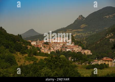 Carovilli, centro storico in provincia di Isernia, Molise, Italia, in estate Foto Stock