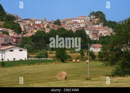 Carovilli, centro storico in provincia di Isernia, Molise, Italia, in estate Foto Stock