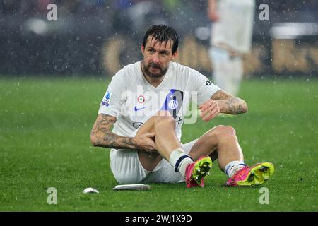 Roma, Italie. 10 febbraio 2024. Francesco Acerbi dell'Internazionale sul groun si è infortunato durante la partita di calcio di serie A tra AS Roma e FC Internazionale il 10 febbraio 2024 allo Stadio Olimpico di Roma, Italia - Photo Federico Proietti/DPPI Credit: DPPI Media/Alamy Live News Foto Stock