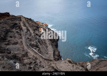 Mundens Battery sulla costa vulcanica dell'isola atlantica di Sant'Elena Foto Stock