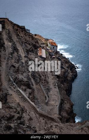 Mundens Battery sulla costa vulcanica dell'isola atlantica di Sant'Elena Foto Stock