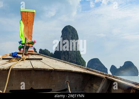 Cavalcando su un tradizionale lungo battello tailandese sul mare Foto Stock