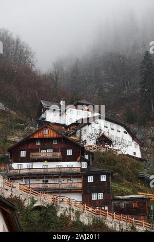 Un affascinante villaggio incastonato sulle pendici della montagna, con case pittoresche a Hallstatt, Austria Foto Stock