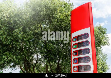 Prezzo del carburante della moderna stazione di servizio Foto Stock