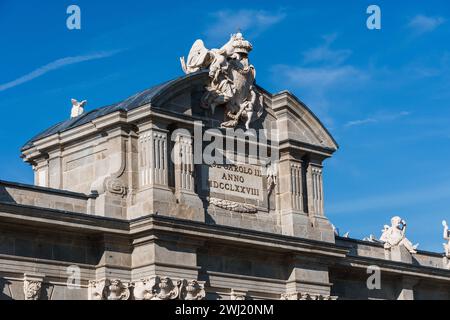 Puerta de Alcala è una porta neoclassica situata nella Plaza de la Independencia di Madrid, Spagna. Foto Stock