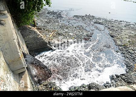 L'acqua degli effluenti industriali è stata rilasciata dalla Textile Industries presso il fiume Buriganga a Dacca, Bangladesh, il 12 febbraio 2024. Il Buriganga è uno dei fiumi inquinati del Bangladesh. Foto Stock
