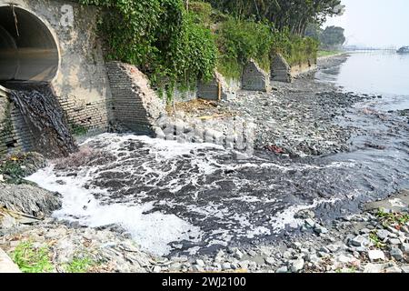 L'acqua degli effluenti industriali è stata rilasciata dalla Textile Industries presso il fiume Buriganga a Dacca, Bangladesh, il 12 febbraio 2024. Il Buriganga è uno dei fiumi inquinati del Bangladesh. Foto Stock