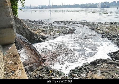 L'acqua degli effluenti industriali è stata rilasciata dalla Textile Industries presso il fiume Buriganga a Dacca, Bangladesh, il 12 febbraio 2024. Il Buriganga è uno dei fiumi inquinati del Bangladesh. Foto Stock