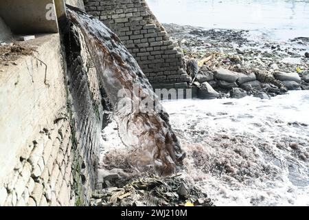L'acqua degli effluenti industriali è stata rilasciata dalla Textile Industries presso il fiume Buriganga a Dacca, Bangladesh, il 12 febbraio 2024. Il Buriganga è uno dei fiumi inquinati del Bangladesh. Foto Stock