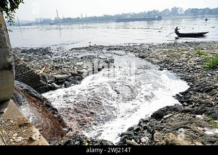 L'acqua degli effluenti industriali è stata rilasciata dalla Textile Industries presso il fiume Buriganga a Dacca, Bangladesh, il 12 febbraio 2024. Il Buriganga è uno dei fiumi inquinati del Bangladesh. Foto Stock