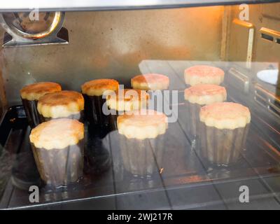 Dolce tradizionale francese di Caneles fatto in casa, foto di scorta Foto Stock