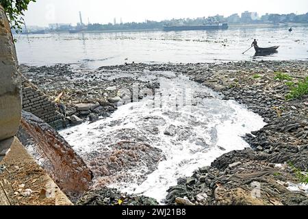 L'acqua degli effluenti industriali è stata rilasciata dalla Textile Industries presso il fiume Buriganga a Dacca, Bangladesh, il 12 febbraio 2024. Il Buriganga è uno dei fiumi inquinati del Bangladesh. Foto Stock