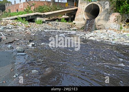 L'acqua degli effluenti industriali è stata rilasciata dalla Textile Industries presso il fiume Buriganga a Dacca, Bangladesh, il 12 febbraio 2024. Il Buriganga è uno dei fiumi inquinati del Bangladesh. Foto Stock