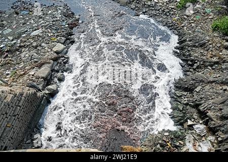 L'acqua degli effluenti industriali è stata rilasciata dalla Textile Industries presso il fiume Buriganga a Dacca, Bangladesh, il 12 febbraio 2024. Il Buriganga è uno dei fiumi inquinati del Bangladesh. Foto Stock