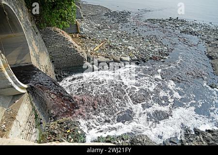 L'acqua degli effluenti industriali è stata rilasciata dalla Textile Industries presso il fiume Buriganga a Dacca, Bangladesh, il 12 febbraio 2024. Il Buriganga è uno dei fiumi inquinati del Bangladesh. Foto Stock