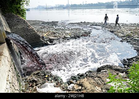 L'acqua degli effluenti industriali è stata rilasciata dalla Textile Industries presso il fiume Buriganga a Dacca, Bangladesh, il 12 febbraio 2024. Il Buriganga è uno dei fiumi inquinati del Bangladesh. Foto Stock
