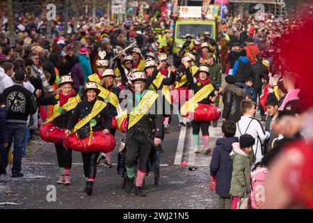 Coblenza, Germania. 12 febbraio 2024. Un gruppo di piedi vestiti da sarti sfilano davanti al pubblico durante la parata del lunedì delle rose di Coblenza. 155 carri galleggianti sfilano per la città. Crediti: Thomas Frey/dpa/Alamy Live News Foto Stock