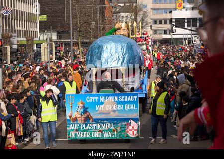 Coblenza, Germania. 12 febbraio 2024. Una balena attira l'attenzione sui rifiuti di plastica negli oceani durante la parata del lunedì delle rose di Coblenza. 155 carri galleggianti sfilano per la città. Crediti: Thomas Frey/dpa/Alamy Live News Foto Stock