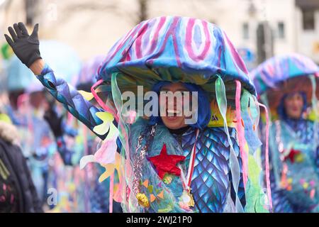 Coblenza, Germania. 12 febbraio 2024. Un gruppo di piedi vestito da meduse partecipa alla parata del lunedì delle rose di Coblenza. 155 numeri sfilano per tutta la città. Crediti: Thomas Frey/dpa/Alamy Live News Foto Stock