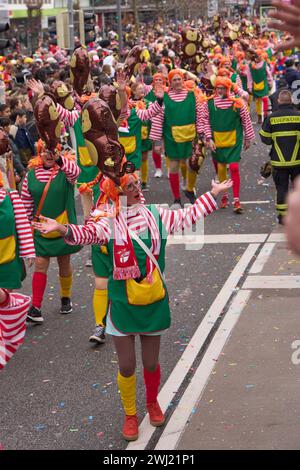 Coblenza, Germania. 12 febbraio 2024. Un gruppo di piedi vestito da nonno Longstocking sfilerà davanti al pubblico durante la parata del lunedì delle rose di Coblenza. 155 carri galleggianti sfilano per la città. Crediti: Thomas Frey/dpa/Alamy Live News Foto Stock