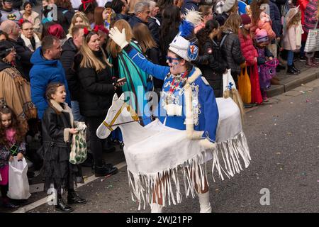 Coblenza, Germania. 12 febbraio 2024. Una guardiana a cavallo sfilerà davanti al pubblico durante la parata del lunedì delle rose di Coblenza. 155 numeri sfilano per tutta la città. Crediti: Thomas Frey/dpa/Alamy Live News Foto Stock