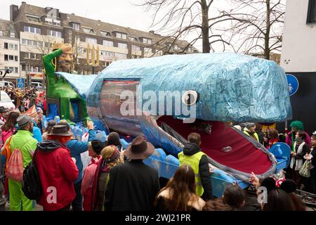 Coblenza, Germania. 12 febbraio 2024. Una balena attira l'attenzione sui rifiuti di plastica negli oceani durante la parata del lunedì delle rose di Coblenza. 155 carri galleggianti sfilano per la città. Crediti: Thomas Frey/dpa/Alamy Live News Foto Stock