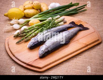 Trota cruda con asparagi verdi, limone e ingredienti Foto Stock