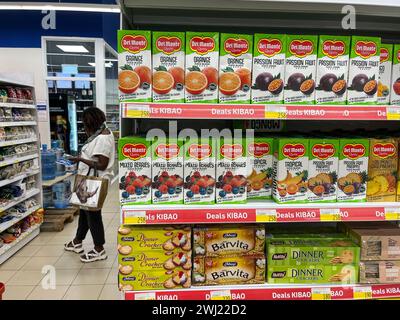 KENYA, Nairobi, Carrefour supermarket Ngong Road, Selling of Canned Juice of Fruit Company del Monte Kenya Ltd., 2002 acquistata da Cirio alimentare / KENIA, Nairobi, Carrefour Supermarkt, Verkauf von Säften von del Monte Kenya Ltd., 2002 übernommen von Cirio alimentare Foto Stock