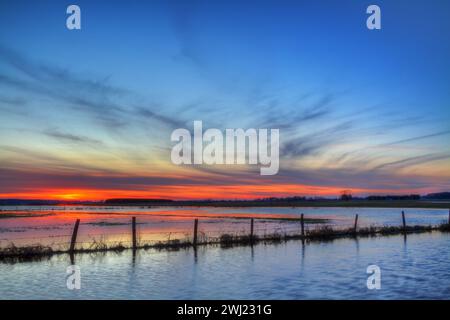 Paesaggio al tramonto o all'alba nella valle del fiume Narew, acque di sorgente del fiume, Polonia, Europa Foto Stock