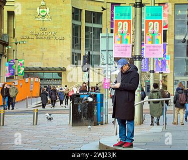 Glasgow, Scozia, Regno Unito. 12 febbraio 2024. I manifesti del festival internazionale del cinema di Glasgow risalgono nel miglio stile della scozia, buchanan Street, la capitale dello shopping della scozia. Credit Gerard Ferry/Alamy Live News Foto Stock