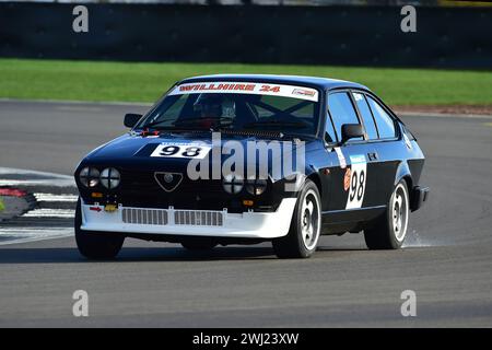 David Margulies, Alfa Romeo GTV6, HRDC ‘Gerry Marshall’ Trophy Series, oltre 30 vetture in griglia per una gara di quarantacinque minuti a due piloti con pre- Foto Stock