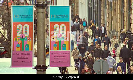 Glasgow, Scozia, Regno Unito. 12 febbraio 2024. I manifesti del festival internazionale del cinema di Glasgow risalgono nel miglio stile della scozia, buchanan Street, la capitale dello shopping della scozia. Credit Gerard Ferry/Alamy Live News Foto Stock