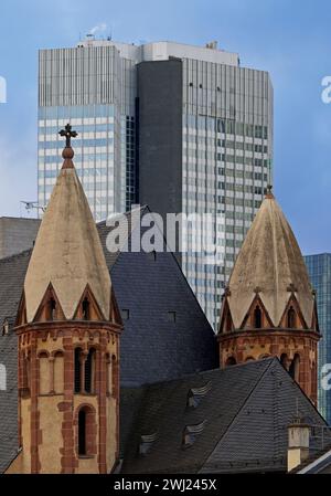 Vecchia St Chiesa di Leonhard di fronte ai moderni e alti edifici, Francoforte sul meno, Germania, Europa Foto Stock