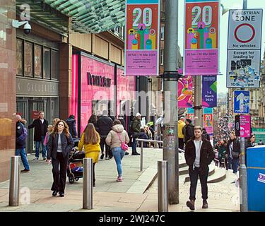 Glasgow, Scozia, Regno Unito. 12 febbraio 2024. I manifesti del festival internazionale del cinema di Glasgow risalgono nel miglio stile della scozia, buchanan Street, la capitale dello shopping della scozia. Credit Gerard Ferry/Alamy Live News Foto Stock