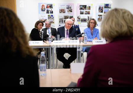 12 febbraio 2024, Cipro, Nikosia: il presidente federale Frank-Walter Steinmeier (M) visita il Goethe-Institut Cyprus nella zona cuscinetto di Nicosia e, insieme a Dörte Dinger (l), capo dell'Ufficio del Presidente federale, e Susanne Baumann (r), Segretario di Stato presso il Ministero degli Esteri federale, parla con i partecipanti a un programma di borse di studio dell'UE. Il presidente federale Steinmeier è il primo presidente federale tedesco a visitare il paese nel Mediterraneo orientale 20 anni dopo l'adesione del paese all'Unione europea (UE) e 50 anni dopo la divisione de facto dell'isola. Foto: BER Foto Stock