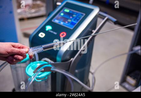 Schwerin, Germania. 12 febbraio 2024. Il dispositivo evo body-jet per la liposuzione da corpi umani è assemblato presso Human Med AG. La società con sede a Schwerin e l'Università e Centro medico Rostock stanno lavorando insieme su questo progetto. Il dispositivo utilizza vibrazioni o un getto d'acqua per aspirare il grasso dal corpo umano e viene utilizzato nel trattamento chirurgico del lipedema, un disturbo della distribuzione del grasso. Crediti: Jens Büttner/dpa/Alamy Live News Foto Stock