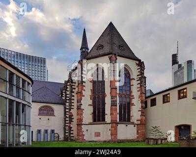 Vecchio monastero carmelitano di fronte a moderni e alti edifici, Francoforte sul meno, Germania, Europa Foto Stock