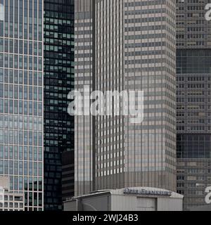 Alti edifici, castelli di cemento grigio con l'opera, Francoforte sul meno, Germania, Europa Foto Stock