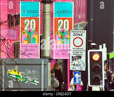 Glasgow, Scozia, Regno Unito. 12 febbraio 2024. I manifesti del festival internazionale del cinema di Glasgow risalgono nel miglio stile della scozia, buchanan Street, la capitale dello shopping della scozia. Credit Gerard Ferry/Alamy Live News Foto Stock