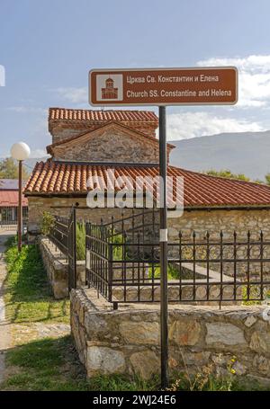 Ohrid, Macedonia del Nord - 23 ottobre 2023: Chiesa ortodossa macedone, edificio in pietra di San Costantino ed Elena. Foto Stock